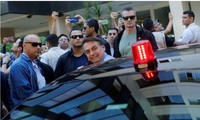 Tổng thống Brazil được nhìn thấy xuất hiện trên đường phố và chụp ảnh với người ủng hộ.
