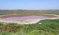 Nước hồ Lonar bỗng chuyển màu đỏ au.