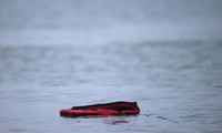 Một chiếc áo phao của người di cư vẫn nổi lềnh phềnh trên biển sau vụ 27 người di cư chết đuối.