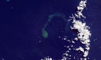 Những bức ảnh vệ tinh ngoạn mục về vụ phun trào núi lửa dưới đáy biển 