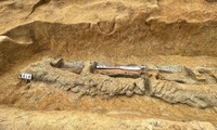 Kinh ngạc thanh kiếm dài 2,3 mét trong ngôi mộ cổ 1.600 tuổi