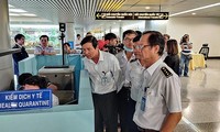 Cơ quan chức năng kiểm tra công tác phòng chống bệnh do virus corona tại sân bay Tân Sơn Nhất vào sáng 23-1
