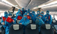 93 công dân Việt Nam về từ Anh bước xuống sân bay Vân Đồn, trong đó có học sinh dưới 18 tuổi, người già, người khó khăn. Ảnh: Cảng HKQT Vân Đồn.