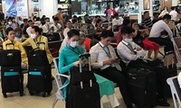 Nhà ga sân bay Nội Bài (Hà Nội) bị ùn ứ do nhiều chuyến bay bị hoãn, huỷ vì sân bay Tân Sơn Nhất phải tạm thời đóng cửa.