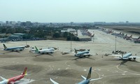 Sân bay Tân Sơn Nhất quá tải ban ngày, tăng chuyến đêm &apos;cứu&apos; khách dịp Tết