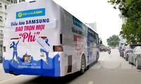 Xe khách dán kín quảng cáo, vi phạm quy định về an toàn giao thông, nhưng vẫn vô tư lưu thông trên khắp các tuyến phố của Hà Nội. Ảnh: Phạm Thanh.