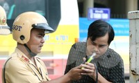 Kiểm tra nồng độ cồn của tài xế. Ảnh minh hoạ.