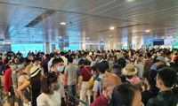 Tình trạng ùn tắc tại khu vực an ninh soi chiếu sân bay Tân Sơn Nhất trở nên nghiêm trọng khi dịp nghỉ Lễ 30/4-1/5 tới gần.