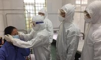 Ảnh: Đoàn bác sỹ Bệnh viện Bạch Mai hướng dẫn cách đeo khẩu trang đúng cho người bệnh tại Vĩnh Phúc
