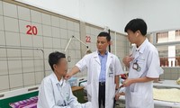 Các bác sĩ thăm khám cho bệnh nhân trước khi xuất viện. Ảnh: Bệnh viện Bạch Mai cung cấp