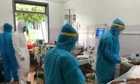 Điều trị mang đến người bị bệnh vướng COVID-19 bên trên Bệnh viện Đa khoa TƯ Bắc Quảng Nam. Ảnh: TS - BS Lương Quốc Chính