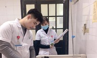 BS khám cho nạn nhân bị thương tích nặng do pháo nổ. Ảnh: BV cung cấp