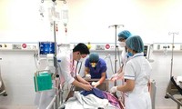 Các BS Bệnh viện Đa khoa tỉnh Hòa Bình đang cấp cứu cho sản phụ bị tai biến đờ tử cung. Ảnh: BS cung cấp