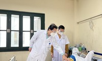 TS.BS Nguyễn Hải Nam khám lại cho người bệnh. Ảnh: BV cung cấp