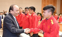 Thủ tướng gặp mặt, biểu dương đội tuyển bóng đá Việt Nam 