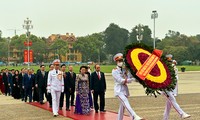 Lãnh đạo Đảng, Nhà nước và các ĐBQH vào lăng viếng Chủ tịch Hồ Chí Minh