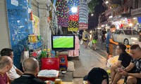 Người dân phố cổ Hà Nội bê tivi ra vỉa hè xem World Cup