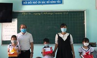 Trao quà, học bổng cho học sinh Trường Tiểu học Phong Chương từ nguồn hỗ trợ của Quỹ Vì tầm vóc Việt và các đơn vị tài trợ, nhà hảo tâm thông qua Báo Tiền Phong 