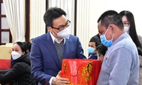 Phó Thủ tướng thăm, tặng quà người nghèo, đối tượng chính sách tỉnh TT-Huế