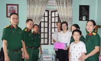 Thăm, tặng quà gia đình liệt sĩ hy sinh khi cứu hộ cứu nạn công nhân Rào Trăng 3