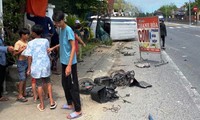 Ô tô 7 chỗ va chạm xe đạp điện rồi lật nhào, 2 học sinh bị thương