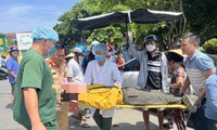 Shipper bất ngờ ngã vật xuống đường giữa nắng nóng, mặt bê bết máu