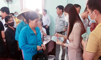 Ca sỹ Thuỷ Tiên trao tiền hỗ trợ người dân huyện Đại Lộc, tỉnh Quảng Nam. Ảnh B. L
