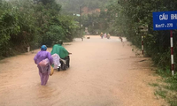 Mưa lớn kéo dài khiến nhiều tuyến đường ở Quảng Nam ngập sâu, xuất hiện các điểm sạt lở. Ảnh Liêm Kalang