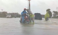 Nước lũ tràn qua Quốc lộ 1 đoạn qua địa phận tỉnh Quảng Nam khiến các phương tiện đi lại khó khăn. 