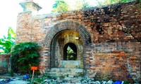 Chiếc cổng nhỏ này từng là nơi dùng đặt đại bác phòng thủ thời nhà Nguyễn.