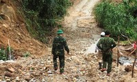 VIDEO: Gần 100 người trở lại hiện trường, tìm kiếm nạn nhân mất tích Rào Trăng