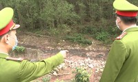 Dòng nước thải đen ngòm xả thẳng ra môi trường từ trang trại chăn nuôi của Cty Trí Dũng.