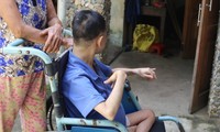 P. bị bại liệt phải ngồi xe lăn suốt 26 năm nay. Ảnh S.T