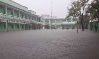 Mưa ngập đường phố, nước tấn công trường học ở Quảng Nam