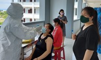 Ngành y tế Quảng Nam lấy mẫu xét nghiệm cho công dân ở khu cách ly.