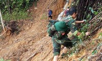 Bộ đội vượt rừng đến với ngôi làng bị cô lập sau mưa lũ. ảnh C. L. N