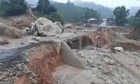 Nhiều tuyến đường huyện Phước Sơn hư hỏng nặng sau bão lũ.