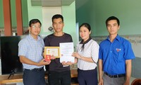 Trao Huy hiệu Tuổi trẻ dũng cảm cho Trần Văn Tròn. 