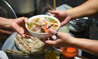 Khiển trách Chủ tịch xã mang phở cho phụ nữ vắng chồng