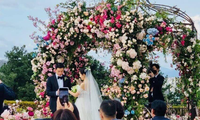 Đám cưới Hyun Bin - Son Ye Jin: Cô dâu bật khóc, lễ đường &quot;hường phấn&quot; ngập hoa tươi