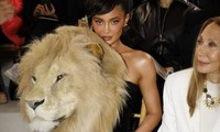 PETA &quot;giải cứu&quot; Kylie Jenner giữa tranh cãi vụ đeo đầu sư tử trong show thời trang