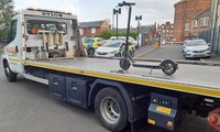 Cảnh sát dùng xe tải 7,5 tấn để “cẩu” chiếc xe scooter bé xíu, cư dân mạng chế giễu