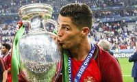 Rất nhanh trên sân bóng nhưng Cristiano Ronaldo “chậm” trên mạng, giờ mới mừng thành tích