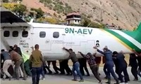Máy bay bị nổ lốp ở Nepal, hành khách và nhân viên sân bay phải cùng nhau ra đẩy