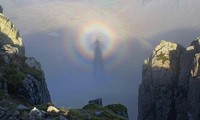 Người leo núi hoảng hốt khi thấy “bóng ma” giữa cầu vồng trên bầu trời, sự thật là gì?