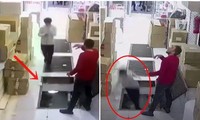 Mải nhìn điện thoại, thanh niên rơi qua cửa hầm ngay trên sàn nhà, kết quả rất bất ngờ 