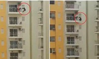 Một người Ấn Độ tập thể dục bằng cách đu bên ngoài ban-công tầng 12, ai nhìn cũng hoảng