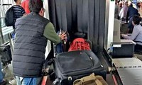 Hành khách ở Ấn Độ bị kiểm tra vì trong vali có thứ “khả nghi”, mở ra thì ai cũng bất ngờ