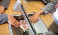 Một người Li-băng đe dọa nhân viên ngân hàng bắt đưa tiền nhưng sao ai cũng xin tha cho?