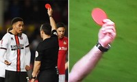 Tại sao trọng tài rút thẻ đỏ hình tròn trong trận đấu ở cúp FA, còn thẻ vàng vẫn hình chữ nhật?